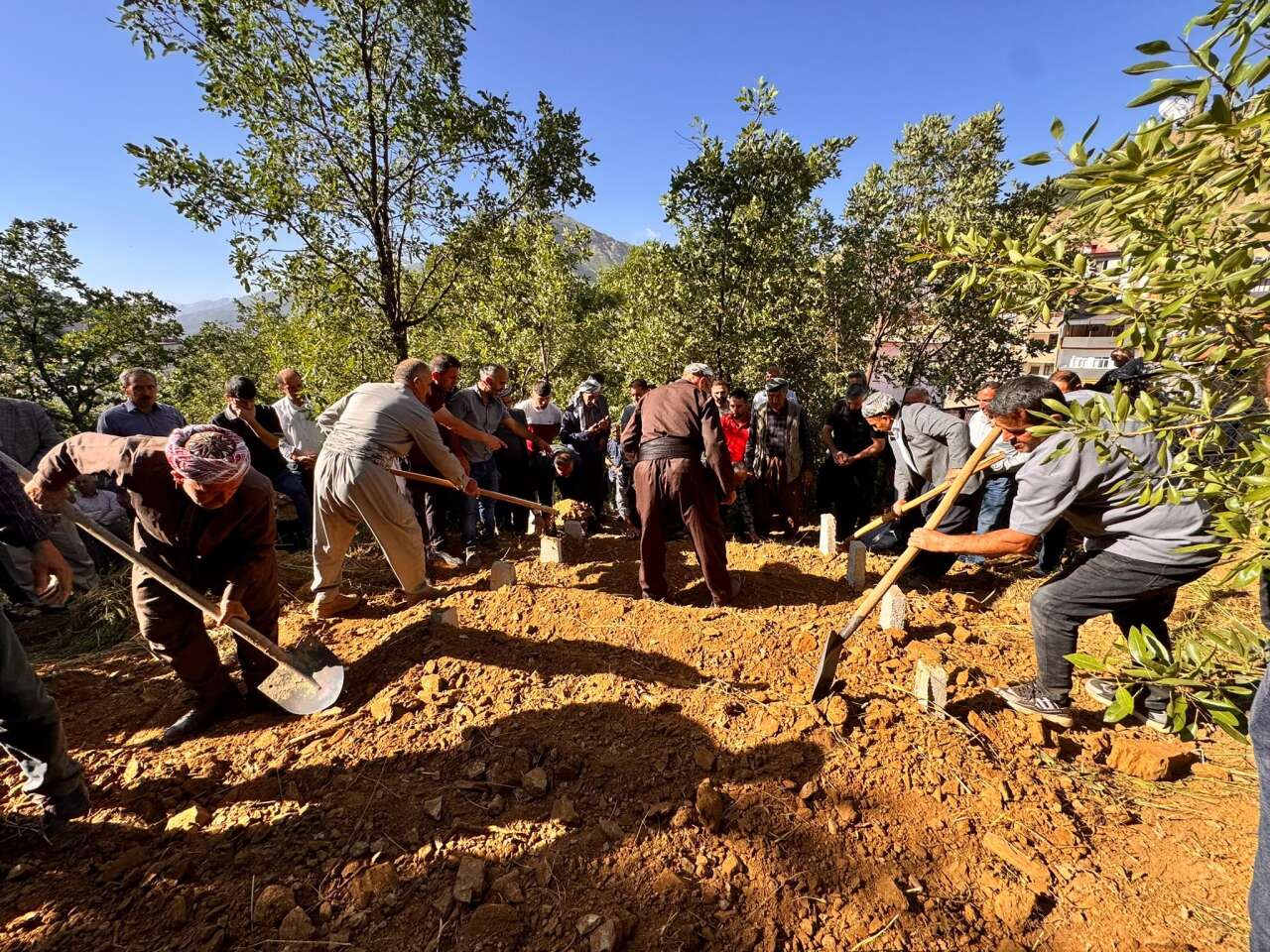 Uzman çavuşun katlettiği aile yan yana toprağa verildi 10